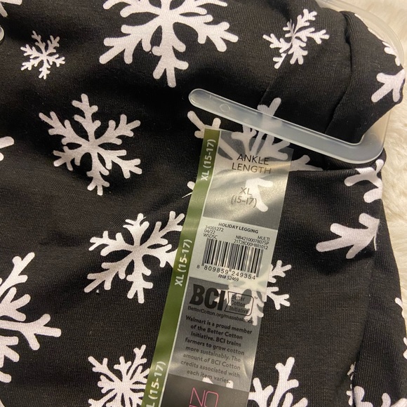 New No boundaries Juniors’ black leggings with snowflake print size XL (15-17) - Picture 4 of 5